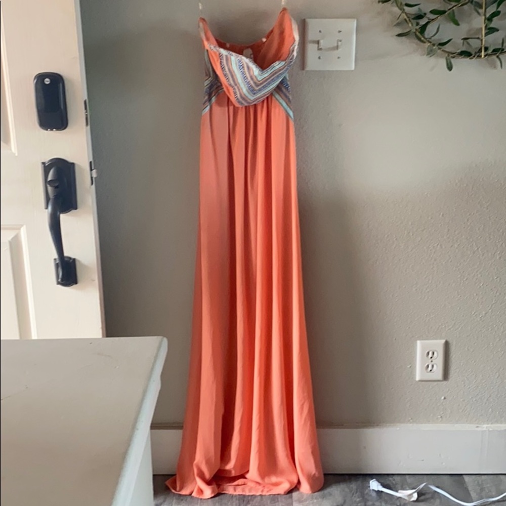 Strapless maxi dress, perfect for summertime 🧡